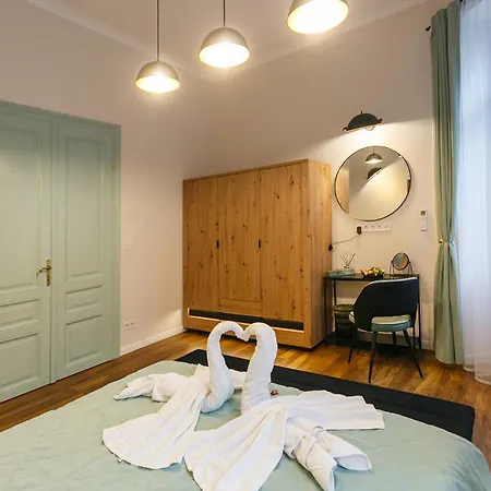 Klimt's Puzzle Apartment *