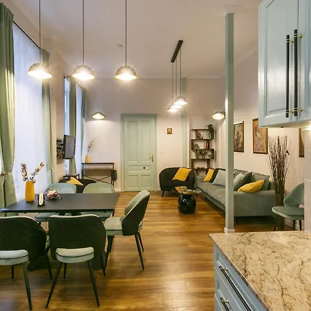 Klimt's Puzzle Apartment *